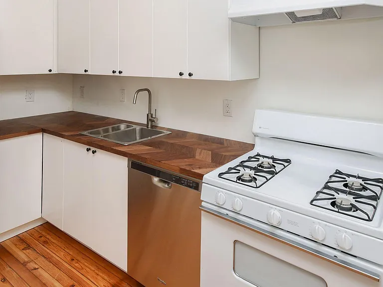 136 S 53rd St — Photo 31