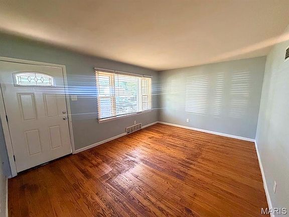 4th image of 1419 Farmview Ave