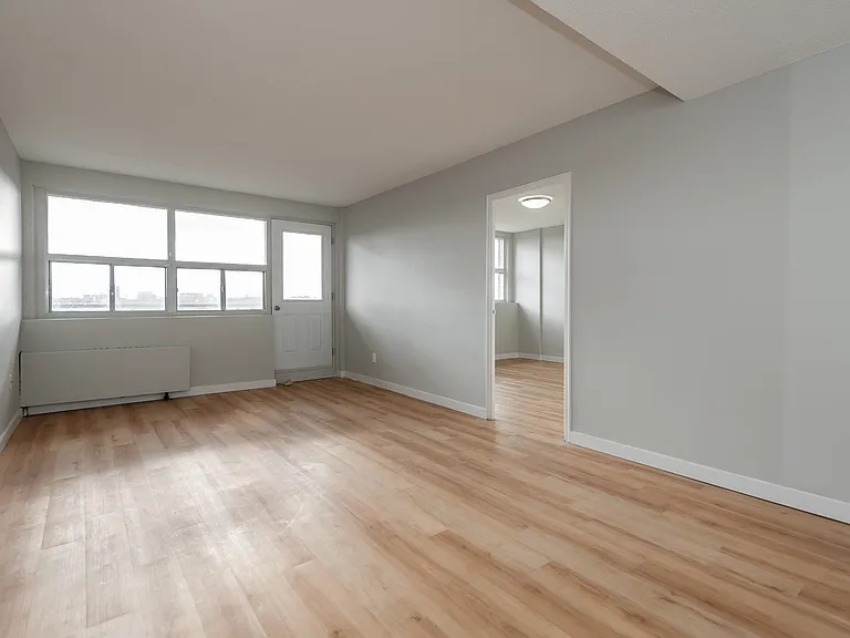 1161 Wellington St W — Photo 38
