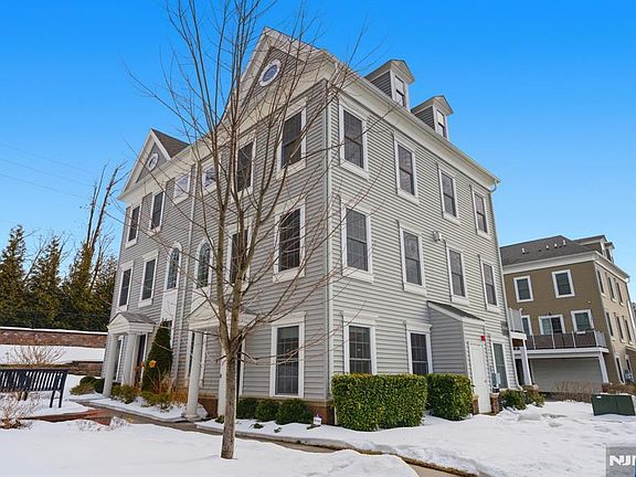 3rd image of 62 Roosevelt Dr