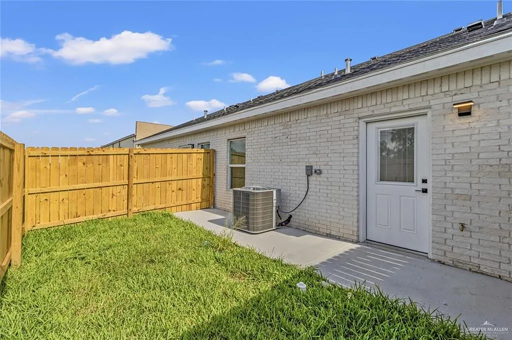 3 bed, 2.0 bath, 1355 sqft, $1,425 — Photo 2