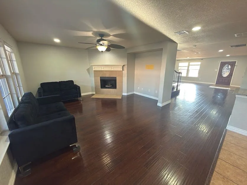 3 bed, 2.5 bath, 2964 sqft, $3,000 — Photo 2