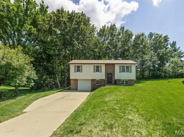 410 Saint Anthony Dr, Godfrey, IL 62035