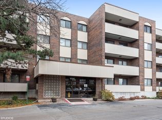 9240 Gross Point Rd APT 105, Skokie, IL 60077