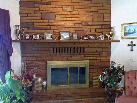 LR gas fireplace