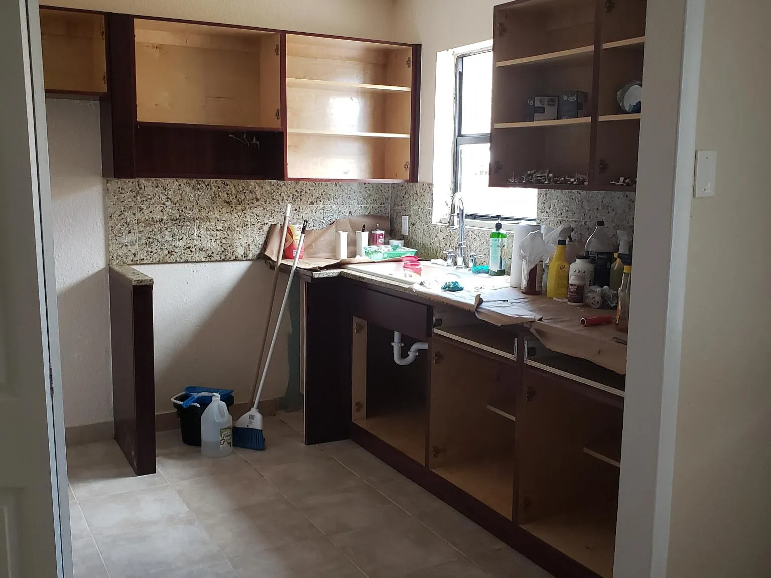 W 43rd Pl, Hialeah — Photo 4