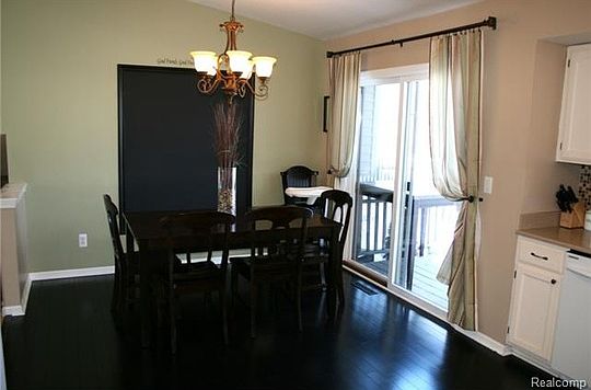 5th image of 913 Meadowlark Ln