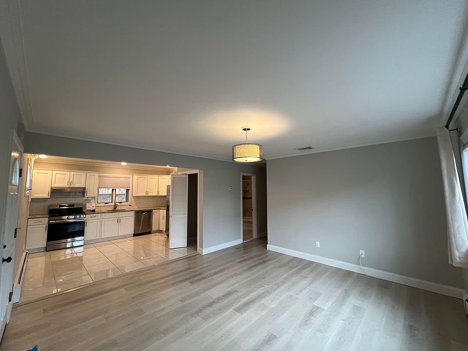 1st image of 34 Willow Wood Ct Floor 1