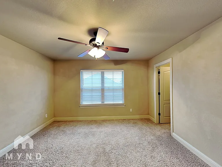 100 NE Larkspur Ln — Photo 16