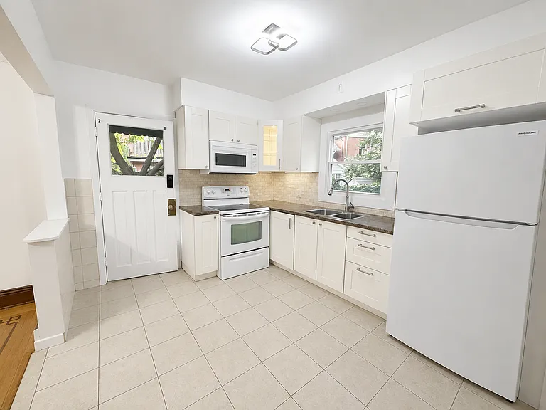 272 Stinson Cres — Photo 11
