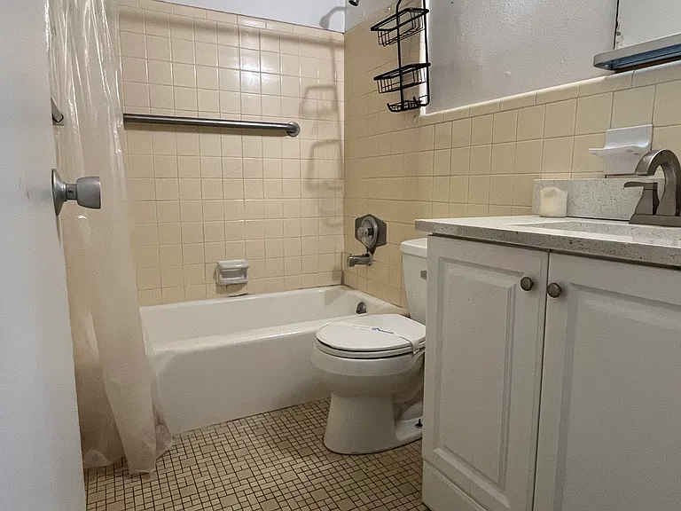 1014 E South St #5 — Photo 5