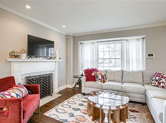 5th image of 8105 Ward Parkway Pl