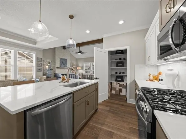 22212 W 82nd Ter, Lenexa, KS 66220