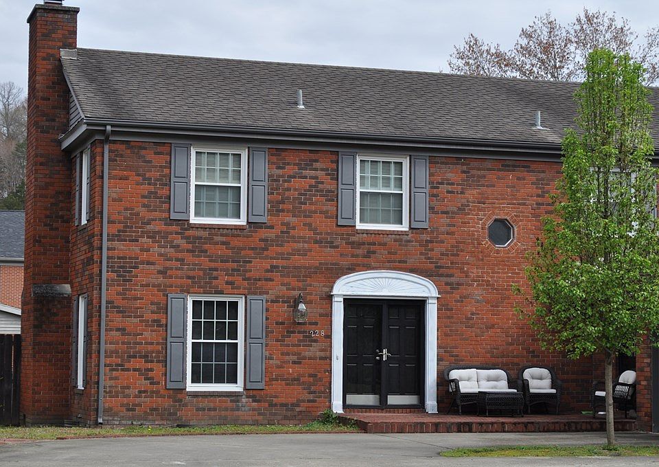 2nd image of 228 E Cedar Dr