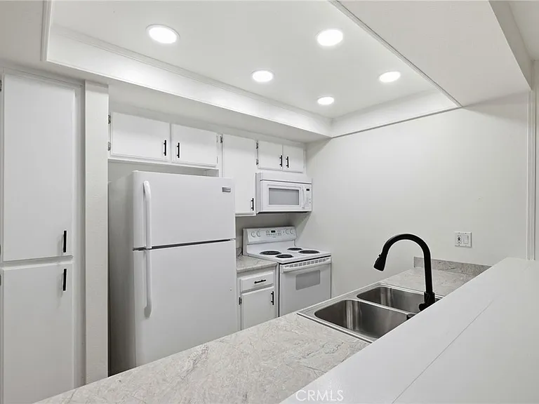 7304 Corbin Ave #J — Photo 3