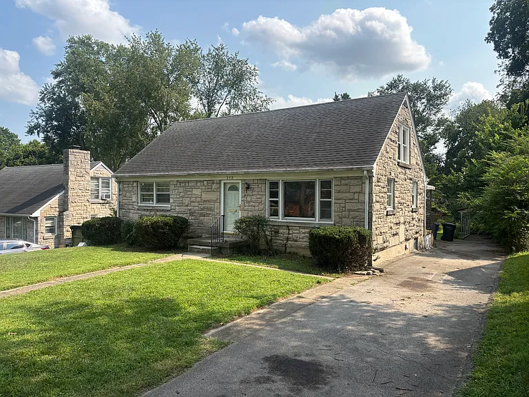 212 Zandale Dr — Photo 3