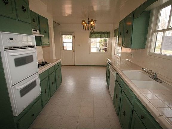 3rd image of 5337 Carfax Ave