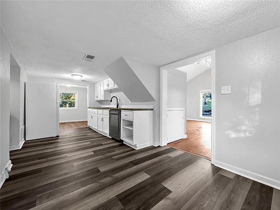 4th image of 3628 N Flora Ave