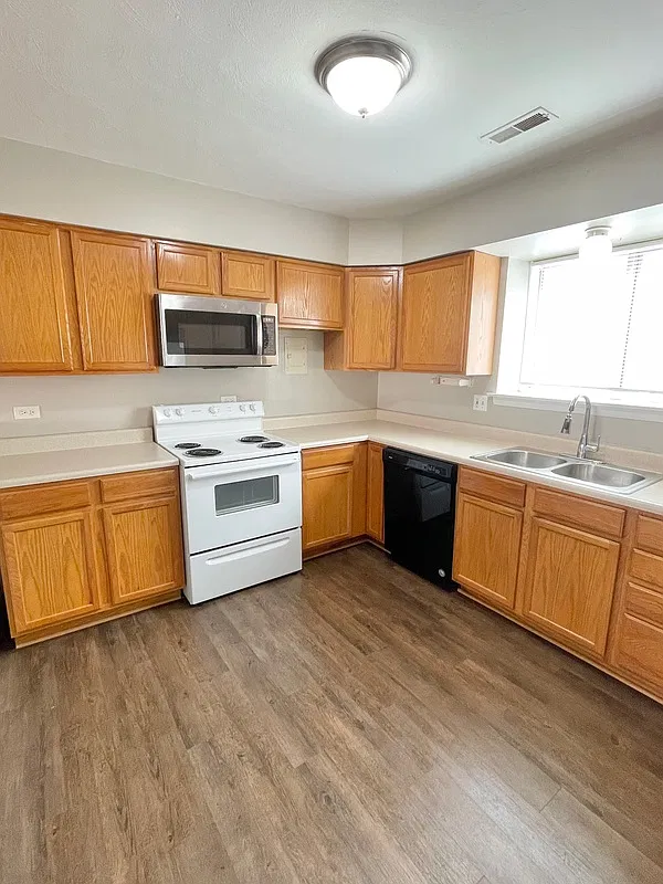 2 bed, 1.0 bath, 700 sqft, $1,550 — Photo 2