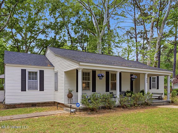 4th image of 404 Colonial Cir