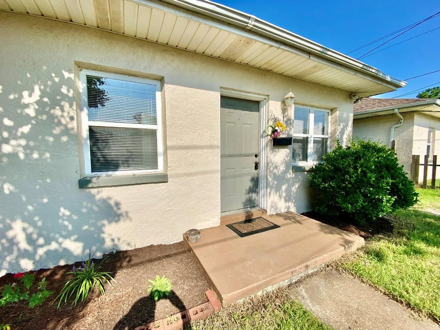 Cozy Cottage By The Sea! 3/2 Available 11-16-26! Pet Friendly - Fenced Backyard! — Photo 4
