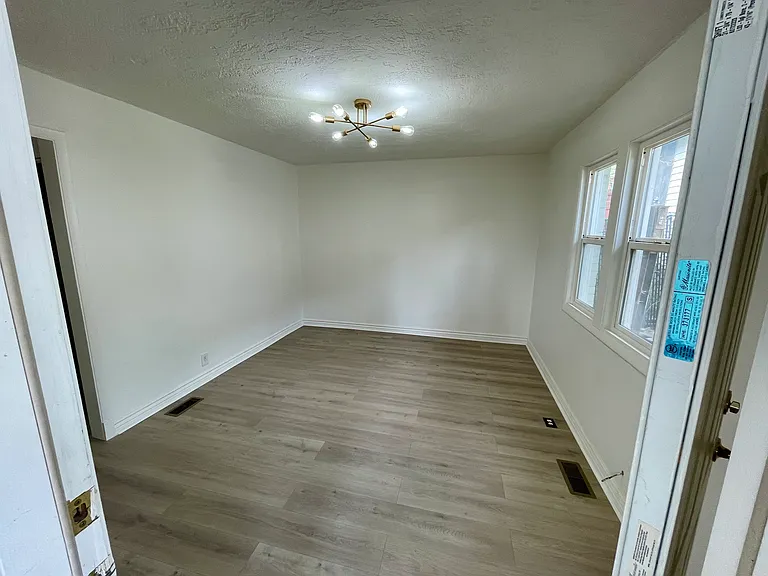 818 S 1100 E — Photo 2
