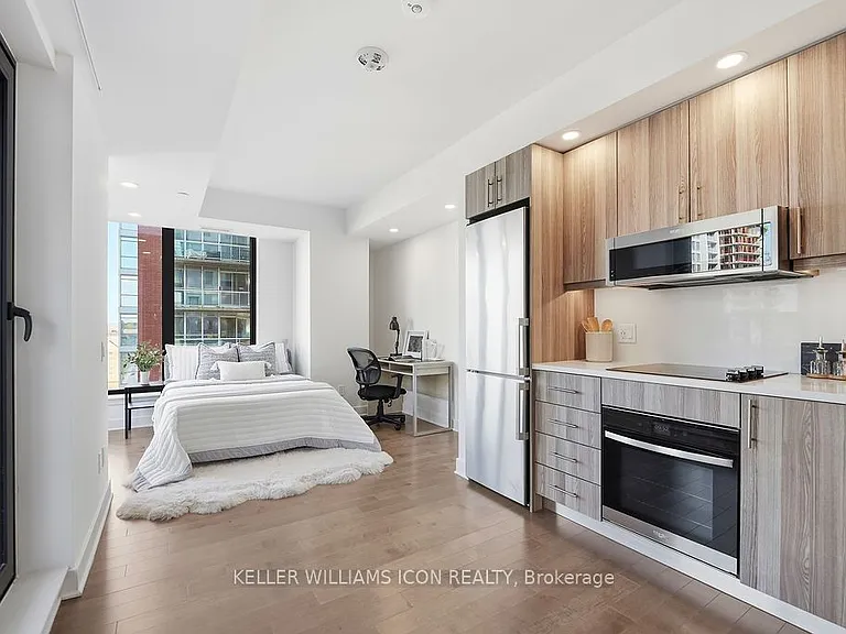 180 George St #1002 — Photo 13