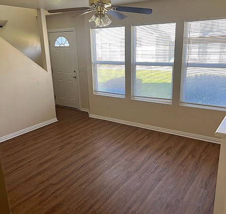 LIVING ROOM WITH CEILING FAN