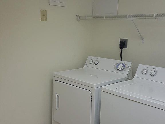 5th image of 1425 Saratoga Ave APT B