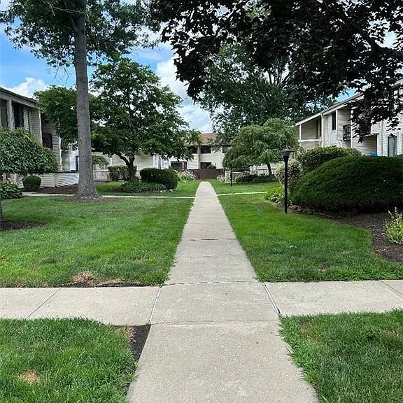 8 Avon Dr #Z — Photo 3