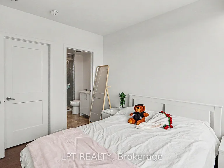 180 George St #1705 — Photo 9
