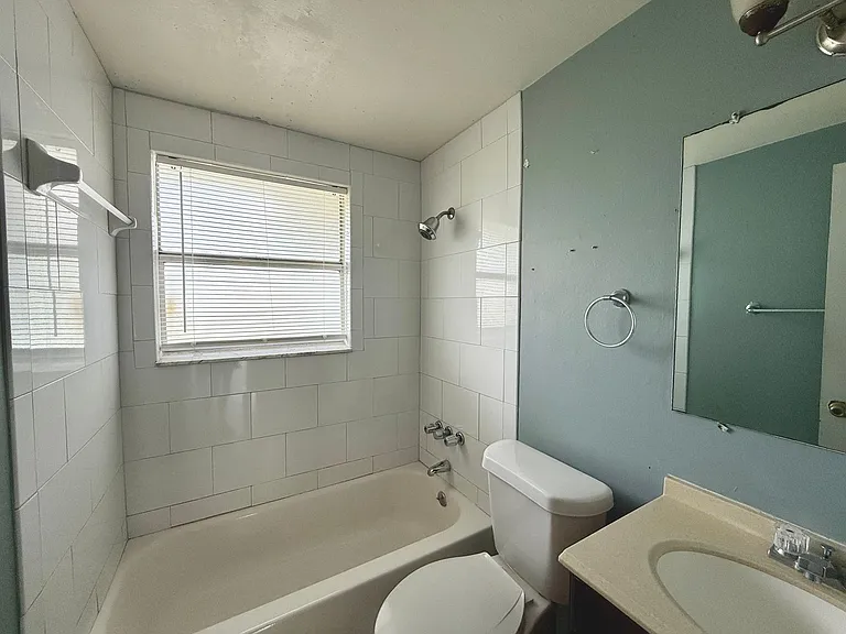 2716 52nd Ave Dr W — Photo 8