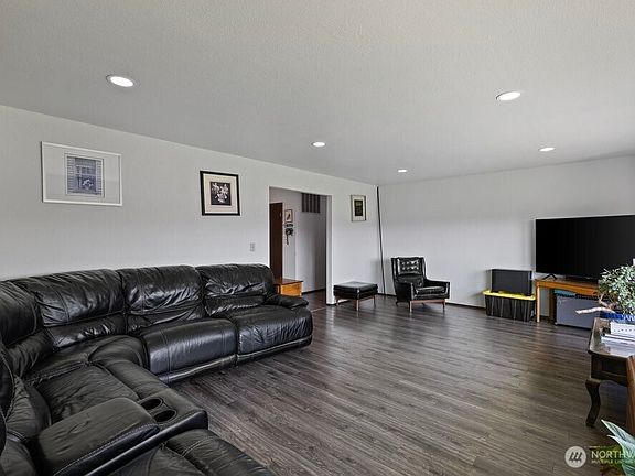 4th image of 7802 Hicks Road