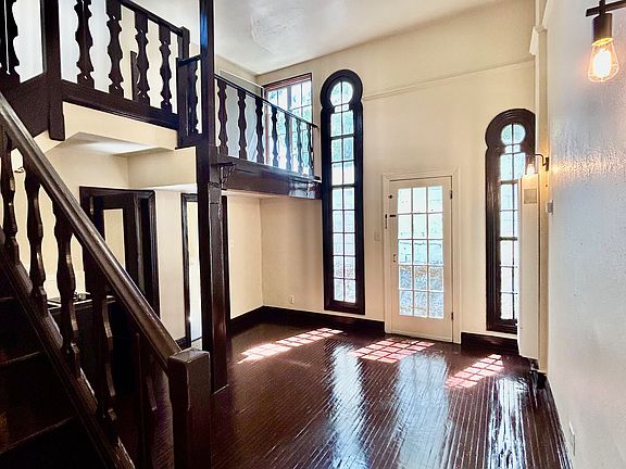 2nd image of 2122 Vista Del Mar Ave #32