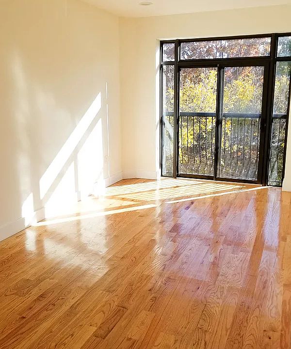 2nd image of 435 Maple St #2R