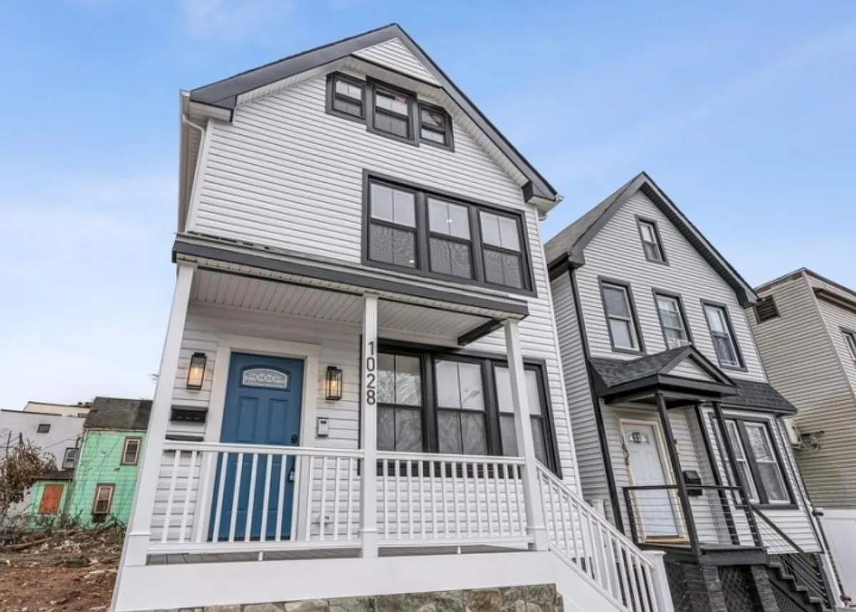 Building Photo - 1028 Clinton Ave #2