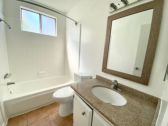 5th image of 1543 N Bronson Ave #221