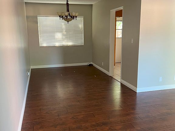 4th image of 613 E Lemon Ave