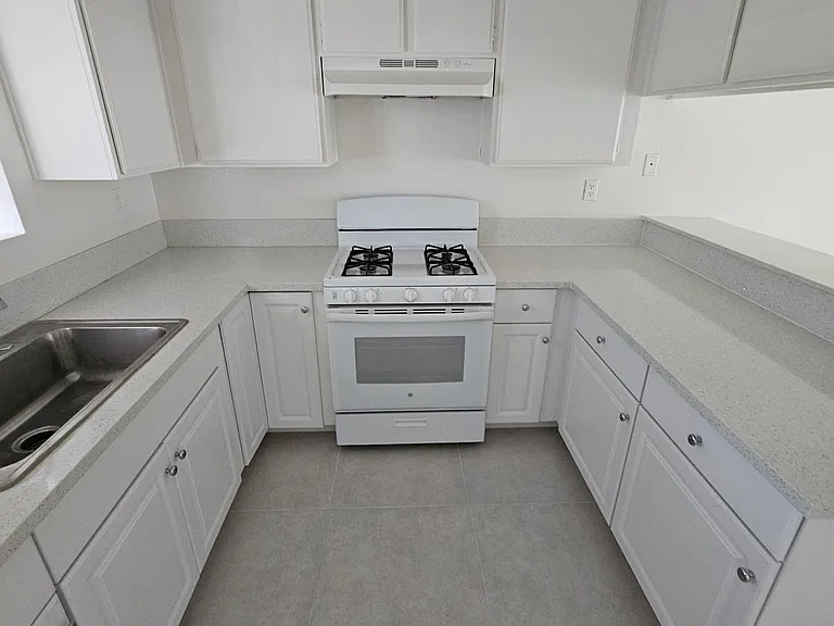 1341 E 9th St #5 — Photo 13