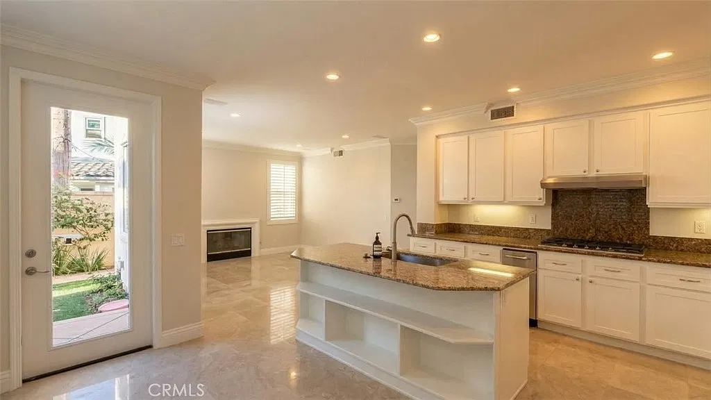 4 bed, 2373 sqft, $9,000 — Photo 4