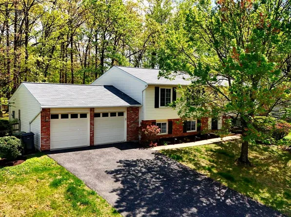 207 Silverleaf Dr, Sterling, VA 20164