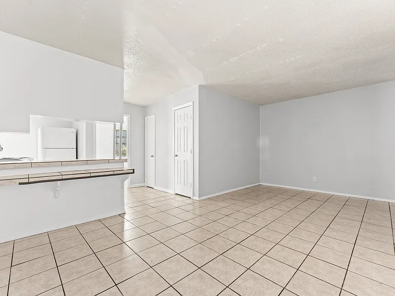 500 E Craven Ave #6 — Photo 3