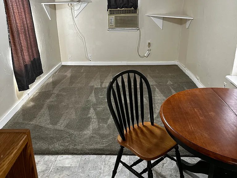 915 W Chestnut St #D — Photo 5