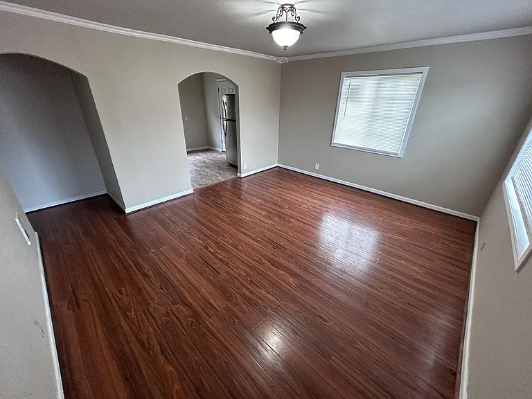 156 N Schoneman Ave — Photo 3