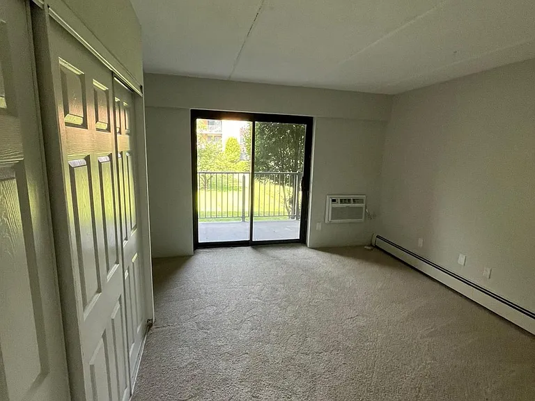 Country Club Apartments — Photo 15