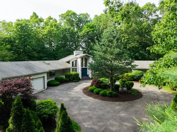 550 Wolf Swamp Rd, Longmeadow, MA 01106