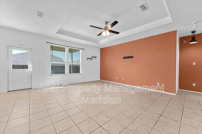 3 bed, 2.0 bath, 1636 sqft, $2,175 — Photo 4