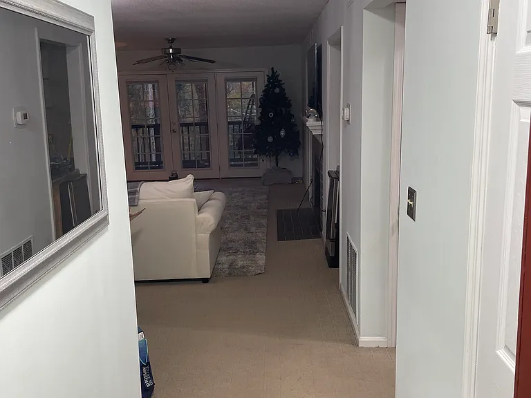116 Edgewater Ln — Photo 2