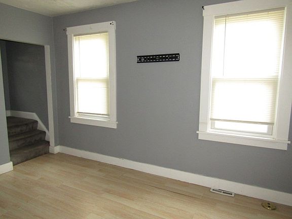 5th image of 128 Carnegie Ave