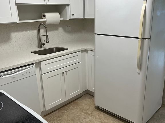 3rd image of 207 Castlewood Dr APT A